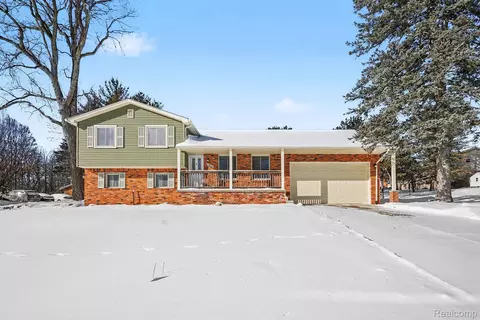 11299 Manchester Dr, Tyrone, MI 48430