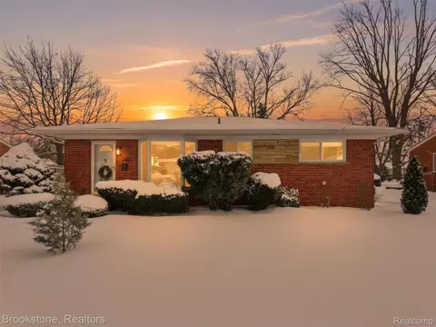 21128 Suffolk St, Clinton Township, MI 48035