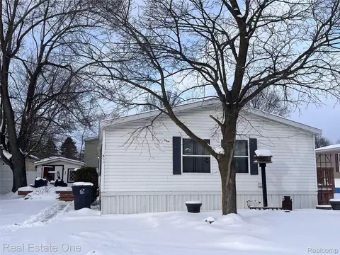 211 Lakeshore Cir, Oxford, MI 48371