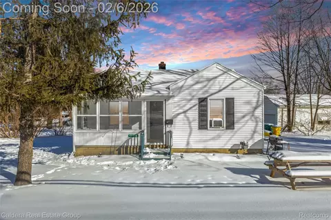 44686 Davis Dr, Utica, MI 48317