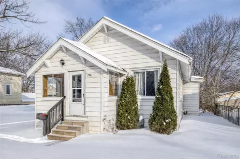 724 Robinwood St, Pontiac, MI 48340