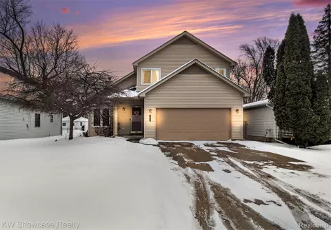 917 Iroquois Ave, Waterford, MI 48327