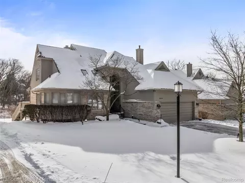 38319 Golfview Dr, Farmington Hills, MI 48331