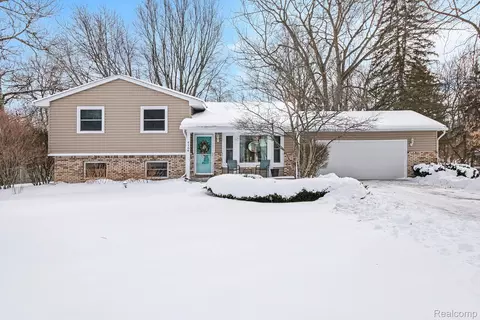 4164 Lake Knolls Dr, Oxford, MI 48371