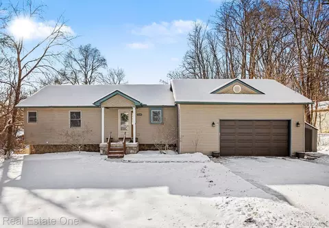 10540 Kenrich Dr, Green Oak, MI 48116