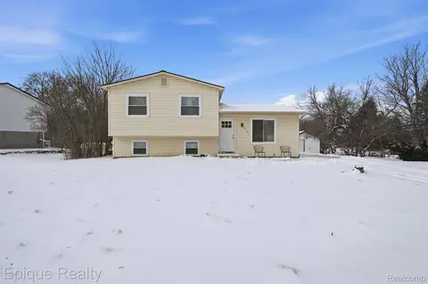 2191 Stonesthrow Dr, Oregon, MI 48446