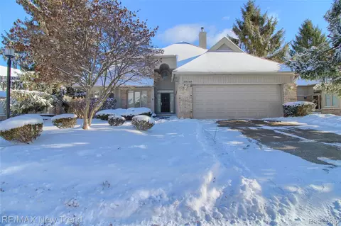 38309 Golfview Dr, Farmington Hills, MI 48331