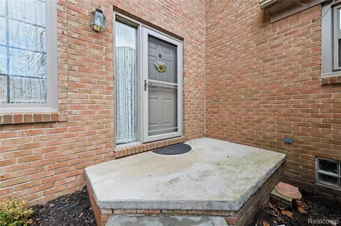 4660 Royal Cove Dr #5, Shelby Township, MI 48316