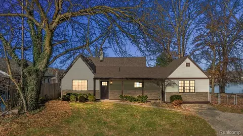 9492 Roundlake Blvd, White Lake, MI 48386