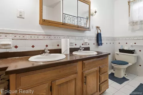 Bath - 5834 Wayne Rd, Romulus, MI 48174 photo 1 of 2