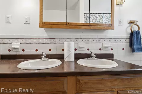 Bath - 5834 Wayne Rd, Romulus, MI 48174 photo 2 of 2