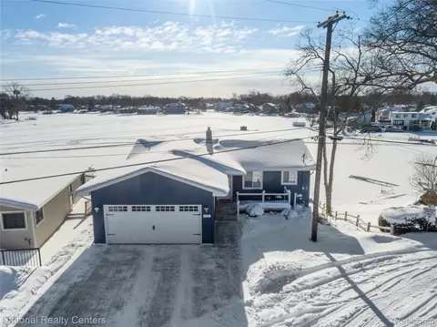3930 Lamont Dr, Waterford, MI 48329
