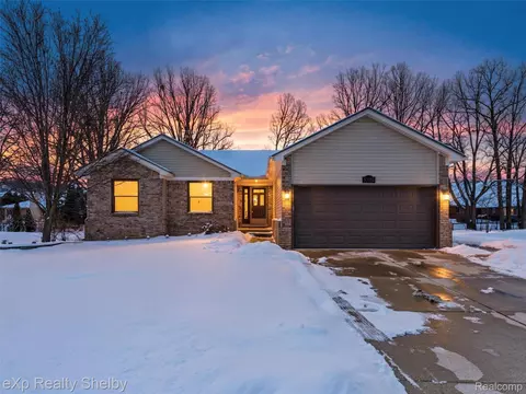 53152 Cripple Creek Dr, Chesterfield, MI 48047