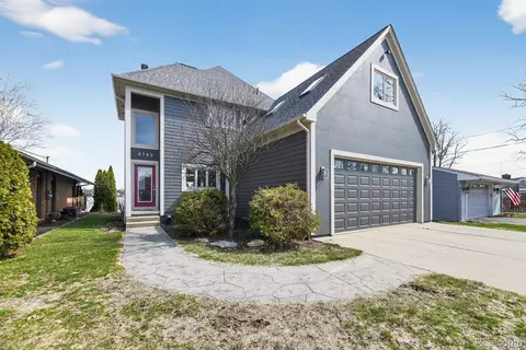 6780 Desmond Rd, Waterford, MI 48329