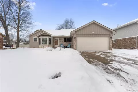 21526 E Chipmunk Trl, Woodhaven, MI 48183