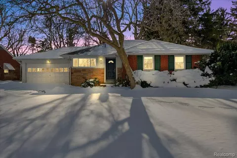 62 Barrington Rd, Bloomfield Hills, MI 48302