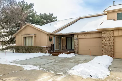 37432 N Laurel Park Dr #22, Livonia, MI 48152