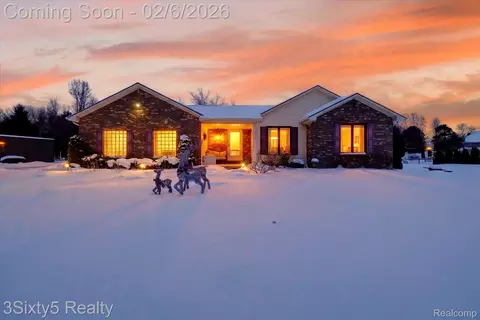 4730 Bretton Ln, Highland, MI 48356