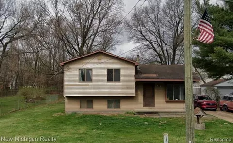 5705 Lake Grove Dr, White Lake, MI 48383