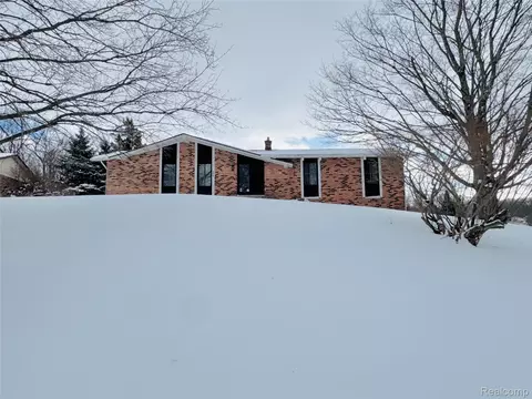 275 Melinda Cir, White Lake, MI 48386