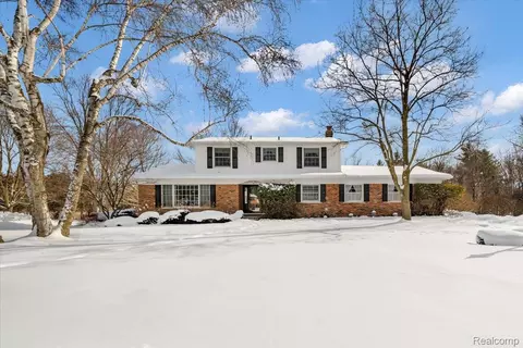 5815 Beechview Dr, Oakland, MI 48306