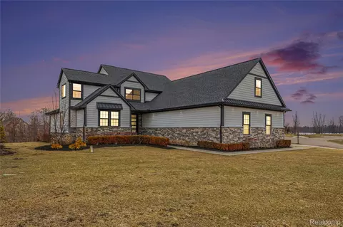 14270 Wright Dr, Fenton, MI 48451