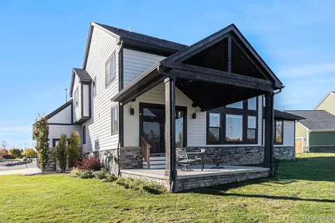 Exterior - 14270 Wright Dr, Fenton, MI 48451 photo 3 of 9