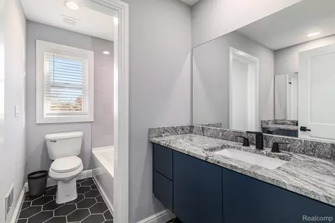 Bath - 14270 Wright Dr, Fenton, MI 48451 photo 4 of 4