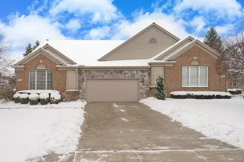 530 Wyngate Dr, Rochester, MI 48307