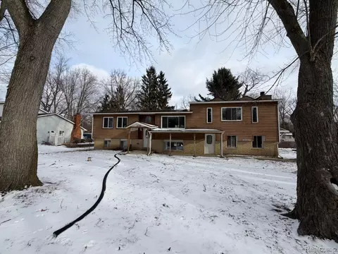 3099 Chenoa St, Commerce, MI 48382