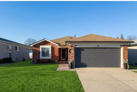 15195 La Grande Plz, Warren, MI 48088