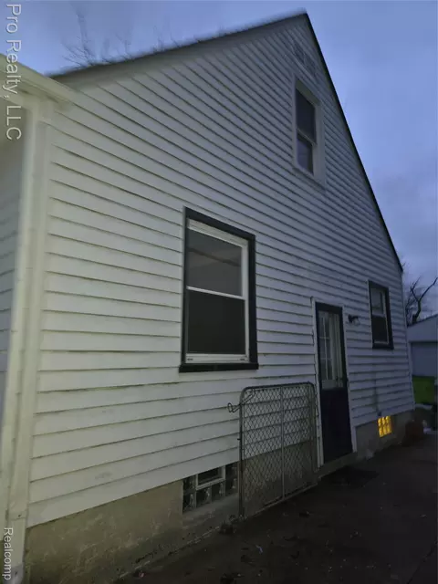 29295 Hillview St, Roseville, MI 48066