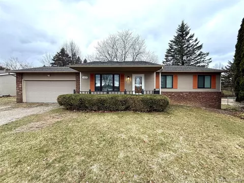 3639 Loch Dr, Highland, MI 48357