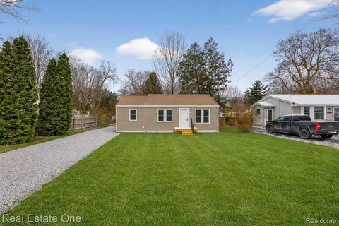 3267 Mills Acres St, Flint, MI 48506