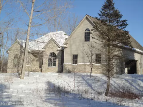 1512 Connell Rd, Brandon, MI 48462