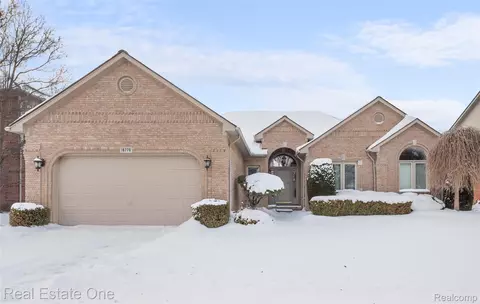 16770 Country Club Dr, Macomb, MI 48042