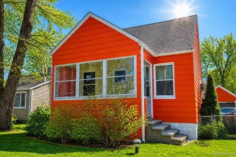 98 E New York Ave, Pontiac, MI 48340