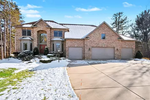 2215 Ridgemoor Ct, Burton, MI 48509