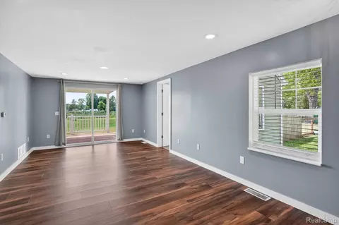 Living - 4539 Parker Dr, Marion, MI 48843 photo 2 of 4