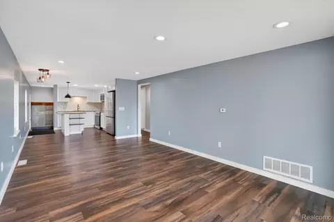 Living - 4539 Parker Dr, Marion, MI 48843 photo 3 of 4
