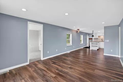 Living - 4539 Parker Dr, Marion, MI 48843 photo 4 of 4