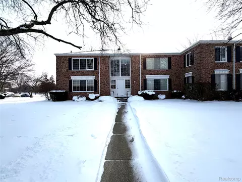 671 E Fox Hills Dr, Bloomfield Hills, MI 48304