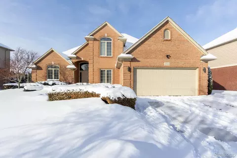 49683 Yale Dr, Macomb, MI 48044
