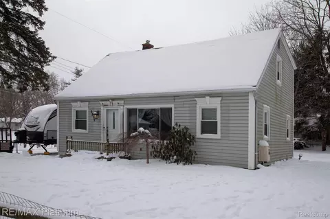 4975 Comstock St, Commerce, MI 48382