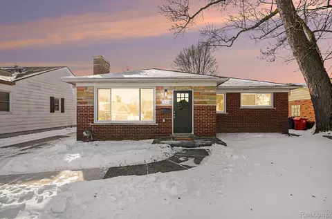 15164 Deerfield Ave, Eastpointe, MI 48021
