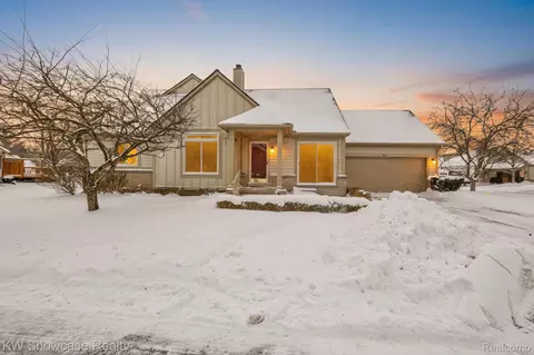 802 Red Maple Ln, Wixom, MI 48393