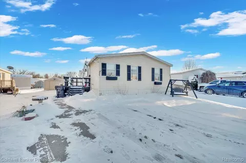 339 Decoy Ln, Lapeer, MI 48446
