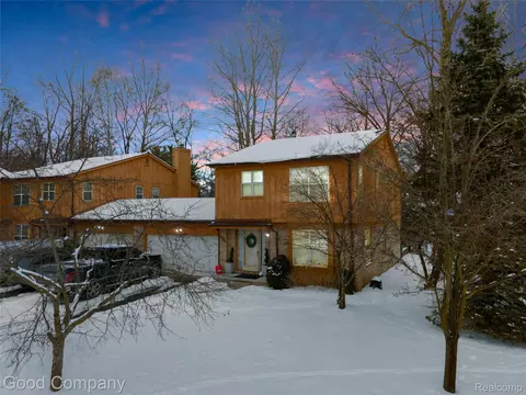 20988 Foxtree Ct, Southfield, MI 48075