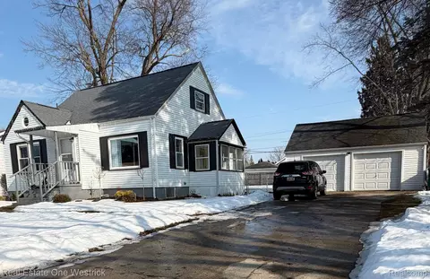 1007 Henry St, St. Clair, MI 48079