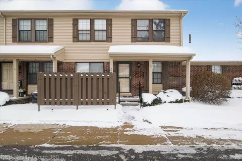 8092 Willow Ln, Warren, MI 48093